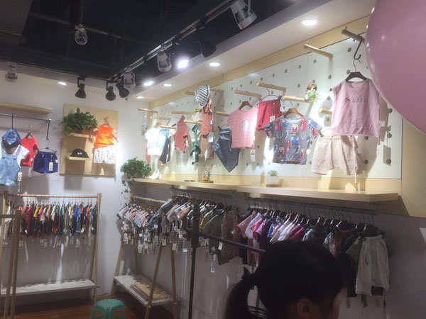 萌度童装店铺展示