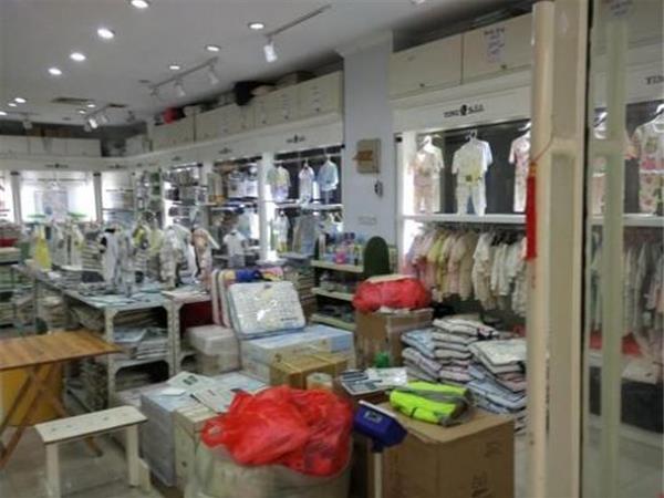 婴尚童装店铺展示