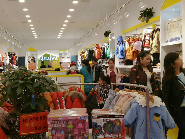 卢卢娃童装店铺展示