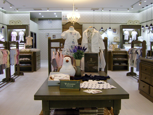路易·迪高童装店铺展示