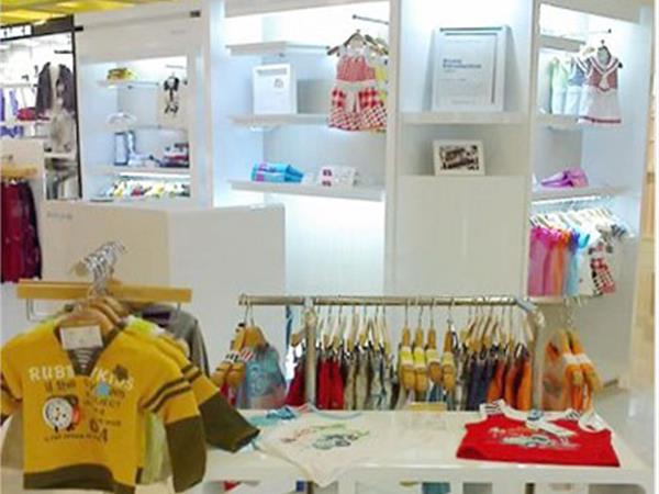 乐比奇童装店铺展示