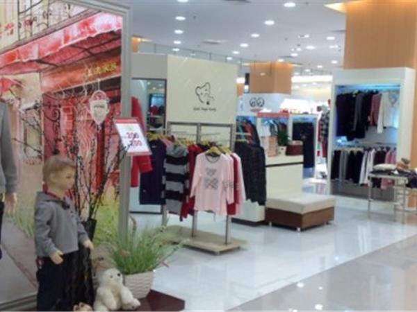 上流家族亲子装童装店铺展示