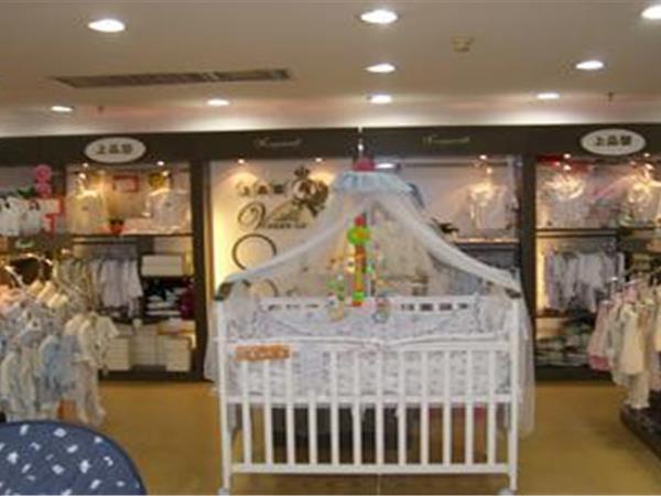 上品婴童装店铺展示
