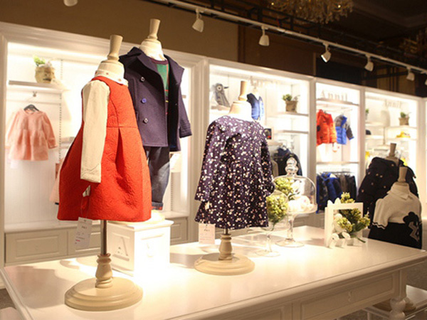 衣丫仔仔童装店铺展示