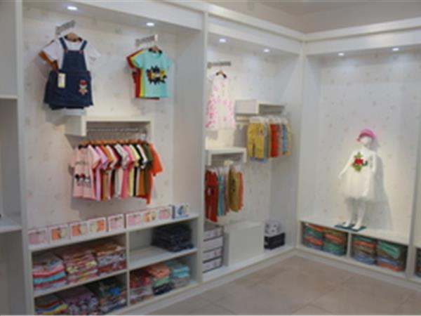 鹿人纳雅童装店铺展示
