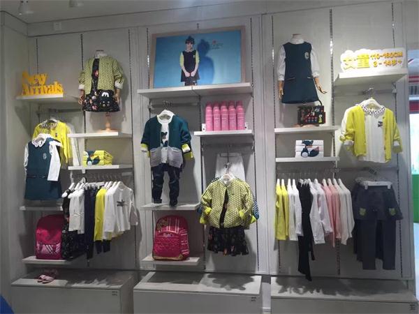 贝贝依依童装店铺展示