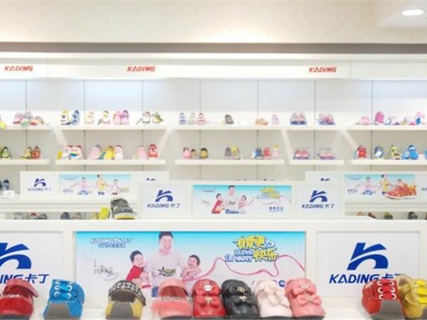 卡丁童装店铺展示