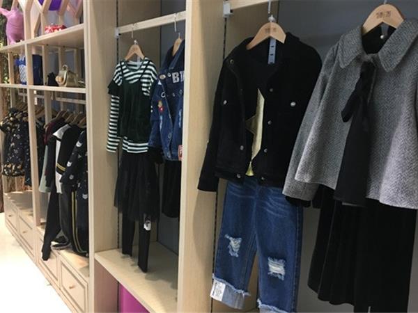 布童凡想童装店铺展示