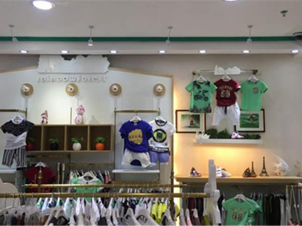 彩红森林童装店铺展示