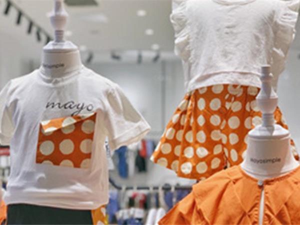 五月童品童装店铺展示