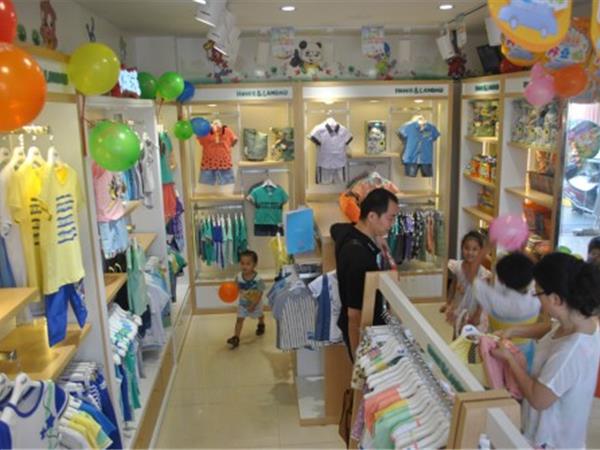 虹猫蓝兔童装店铺展示