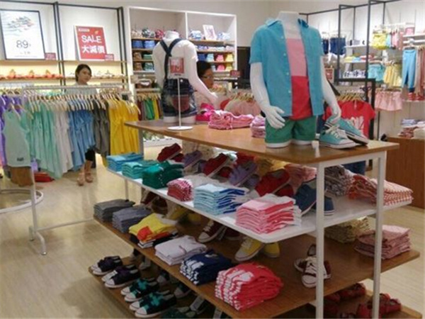 惟普达童装店铺展示