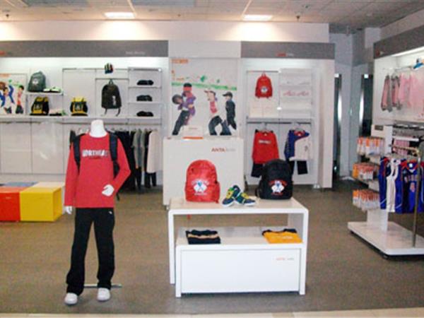 安踏童装店铺展示
