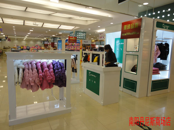 海飞鹤童装店铺展示
