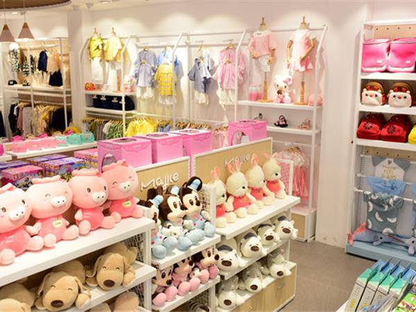 唛吉乐童装店铺展示