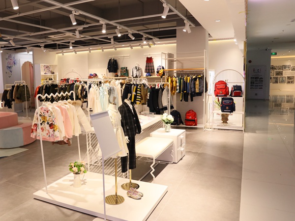 偲童童装店铺展示