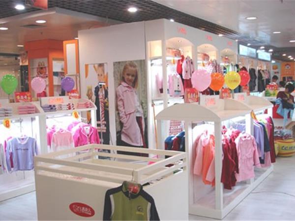 美孩儿童装店铺展示