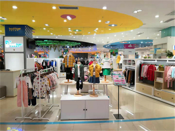 巴迪小虎童装店铺展示