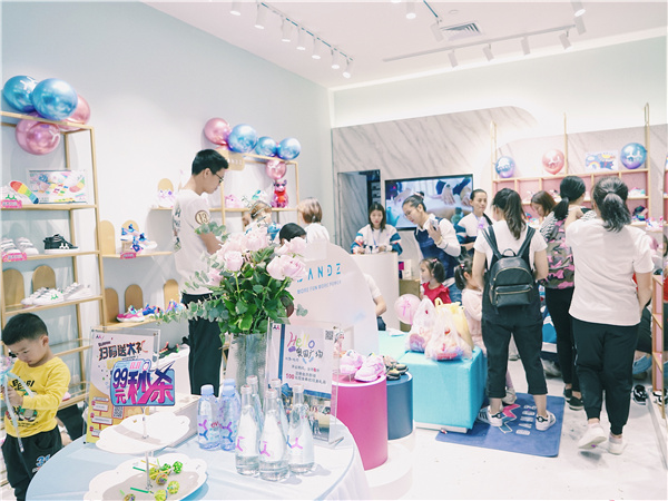 班队长童装店铺展示