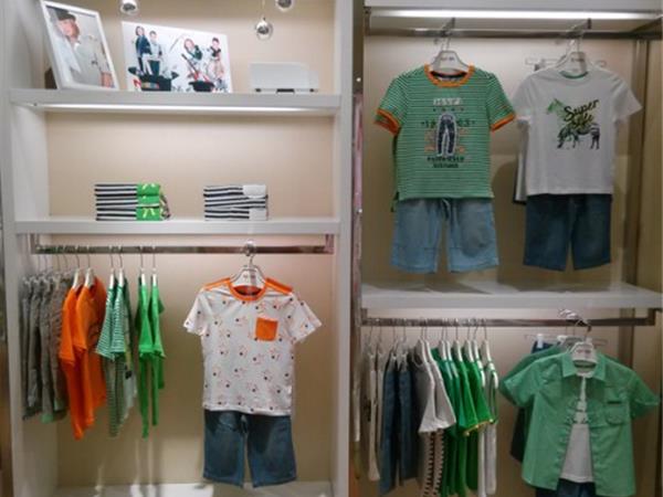 乐鲨童装店铺展示