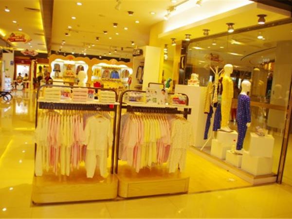 快乐城堡童装店铺展示