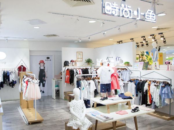时尚小鱼童装店铺展示