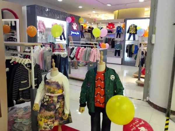 捷米梵童装店铺展示