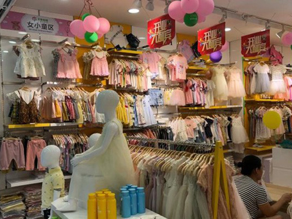 三年七班2童装店铺展示