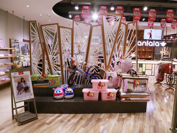 安拉拉童装店铺展示