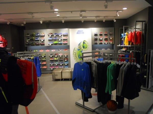 耐克童装店铺展示