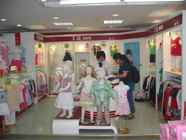 爱可童装店铺展示