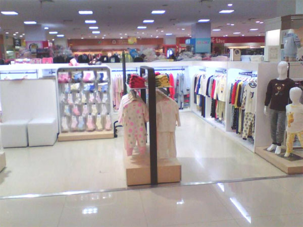 快乐城堡童装店铺展示