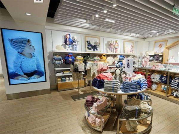 GAP童装店铺展示
