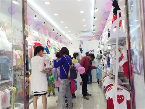 爱心果童装店铺展示