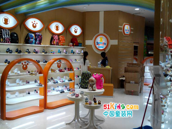四季熊童装店铺展示