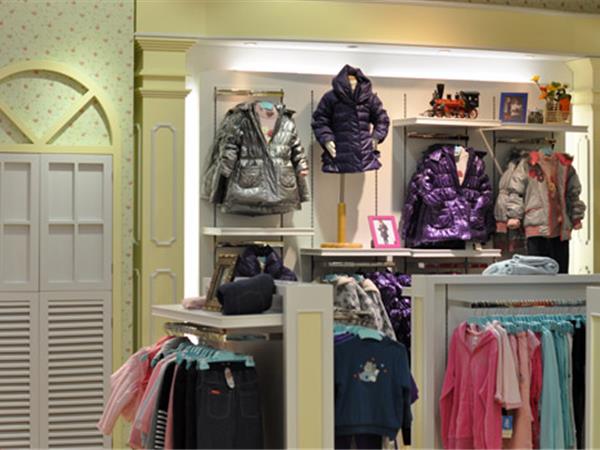 博历童品童装店铺展示