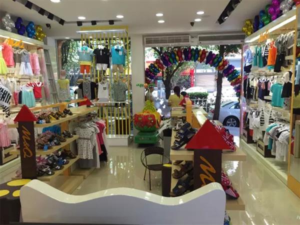 大眼蛙童装店铺展示