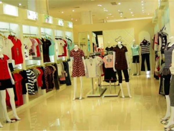 上流家族亲子装童装店铺展示