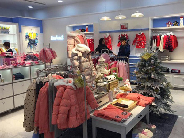水孩儿童装店铺展示