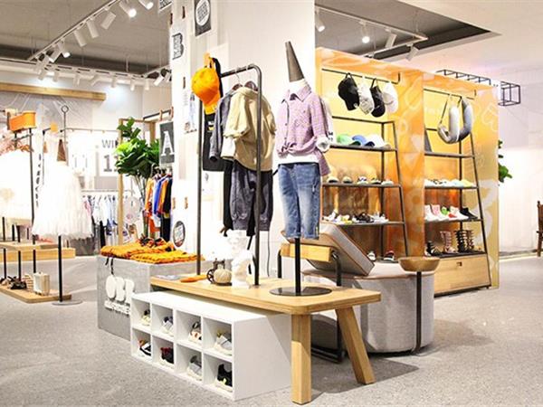 欧抱抱童装店铺展示
