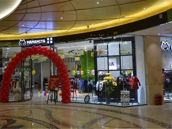 玛玛米雅童装店铺展示