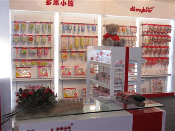 多米小熊童装店铺展示