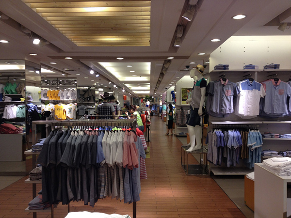 以纯童装店铺展示