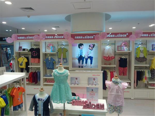 安娜&爱登童装店铺展示