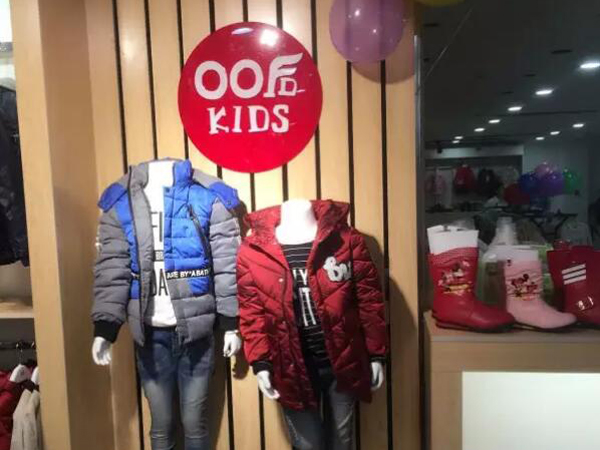 00后童装店铺展示