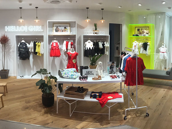 马骑顿童装店铺展示