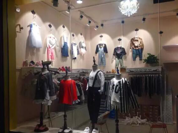 小苹果童装店铺展示
