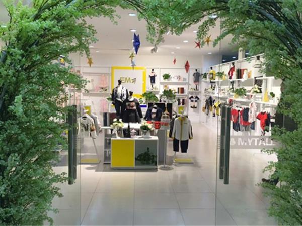 EM7童装店铺展示