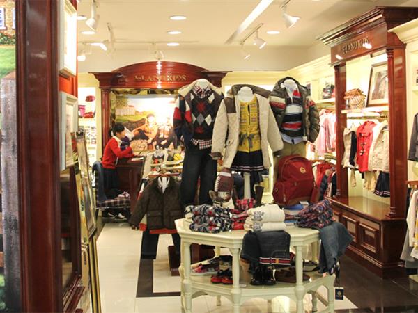 依恋童装店铺展示