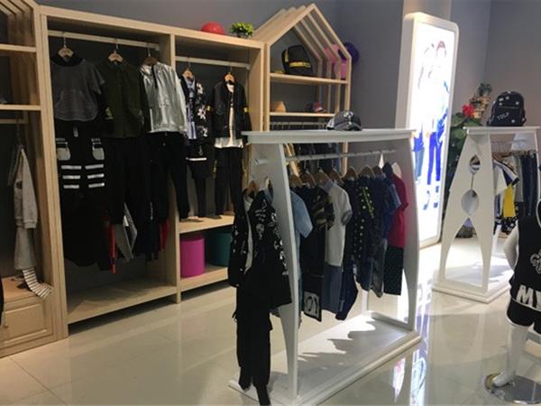 布童凡想童装店铺展示